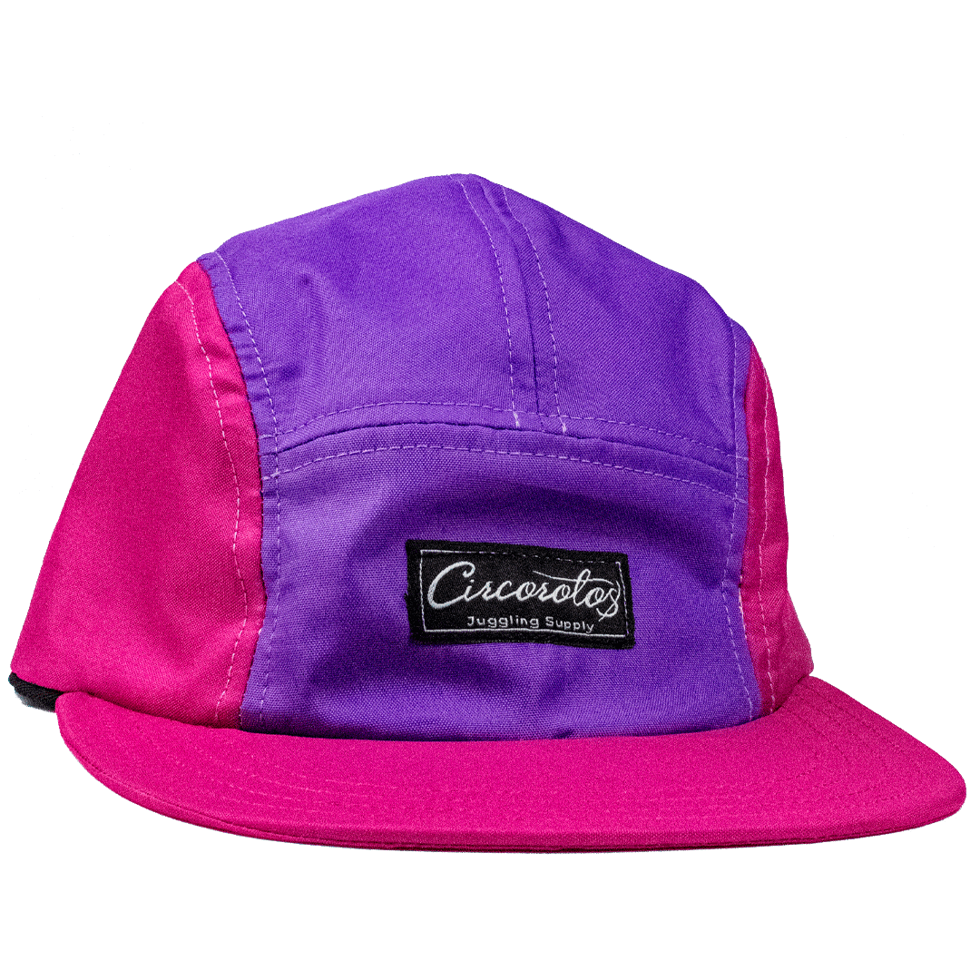 Gorra impermeable cinco paneles bicolor, morado y fucsia.