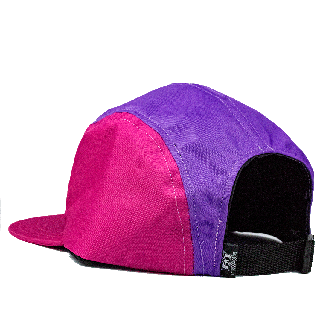 Gorra impermeable cinco paneles bicolor, morado y fucsia.