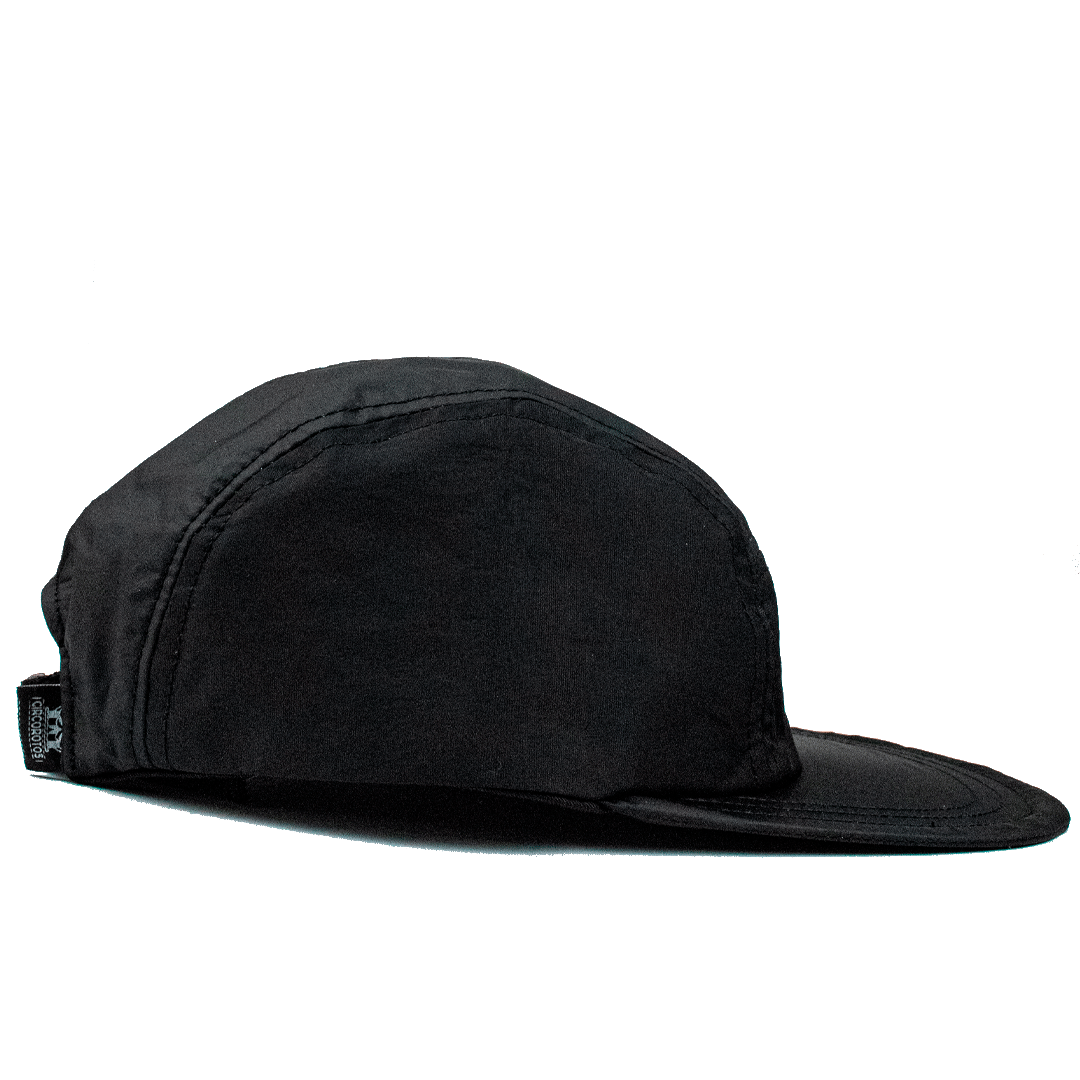 Gorra impermeable cinco paneles, negro.