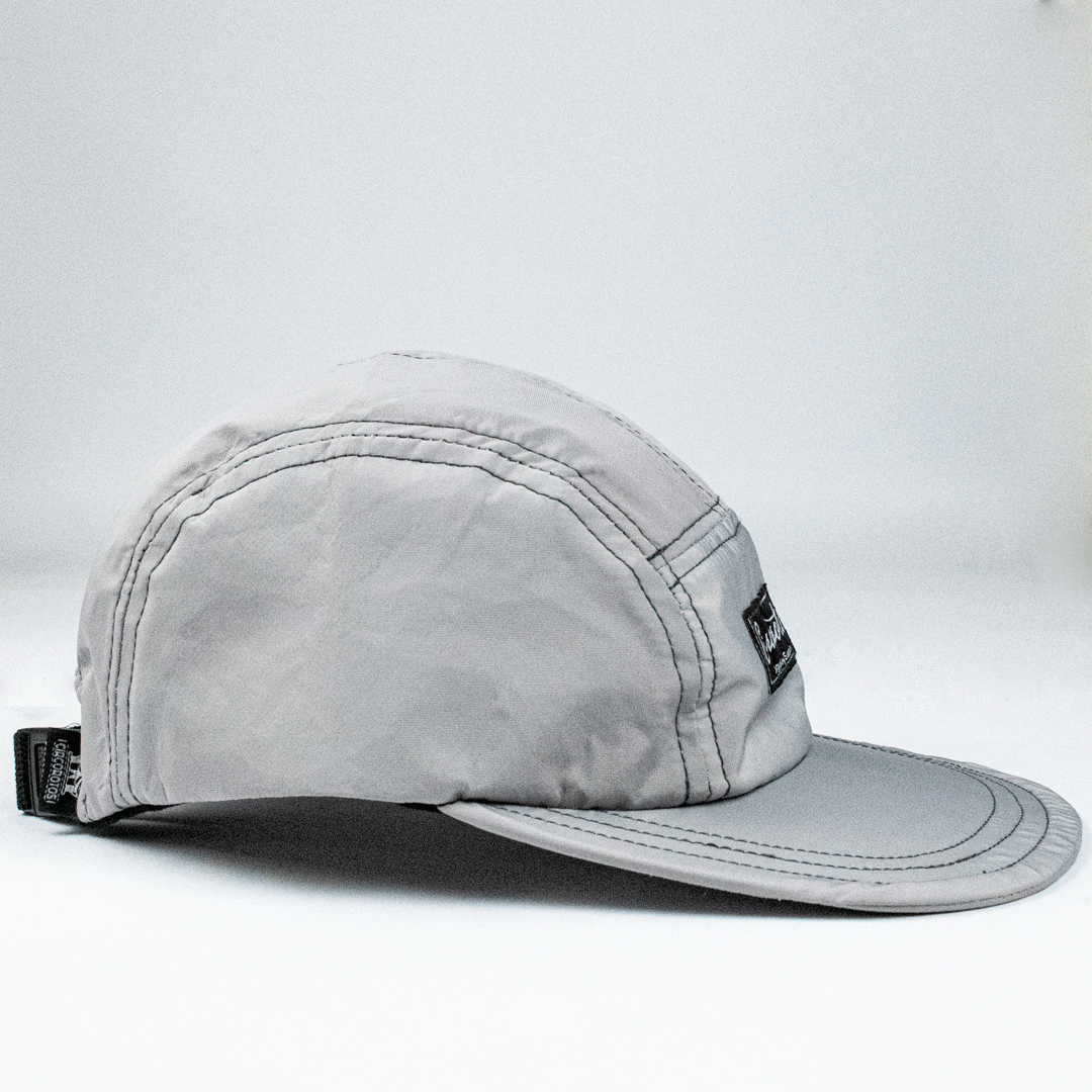 Gorra impermeable cinco paneles, gris claro.