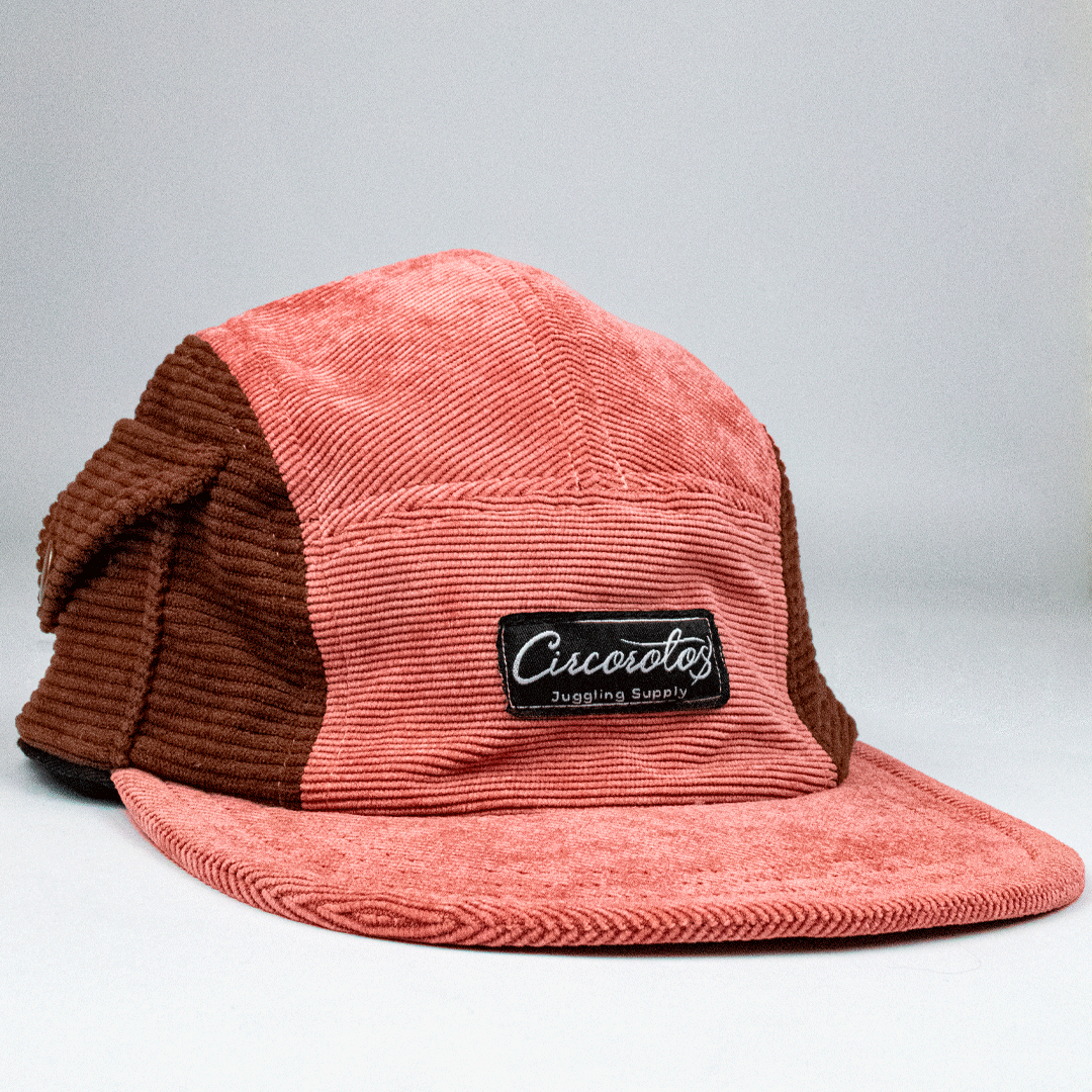 Gorra bicolor en pana cinco paneles, rosado y café.