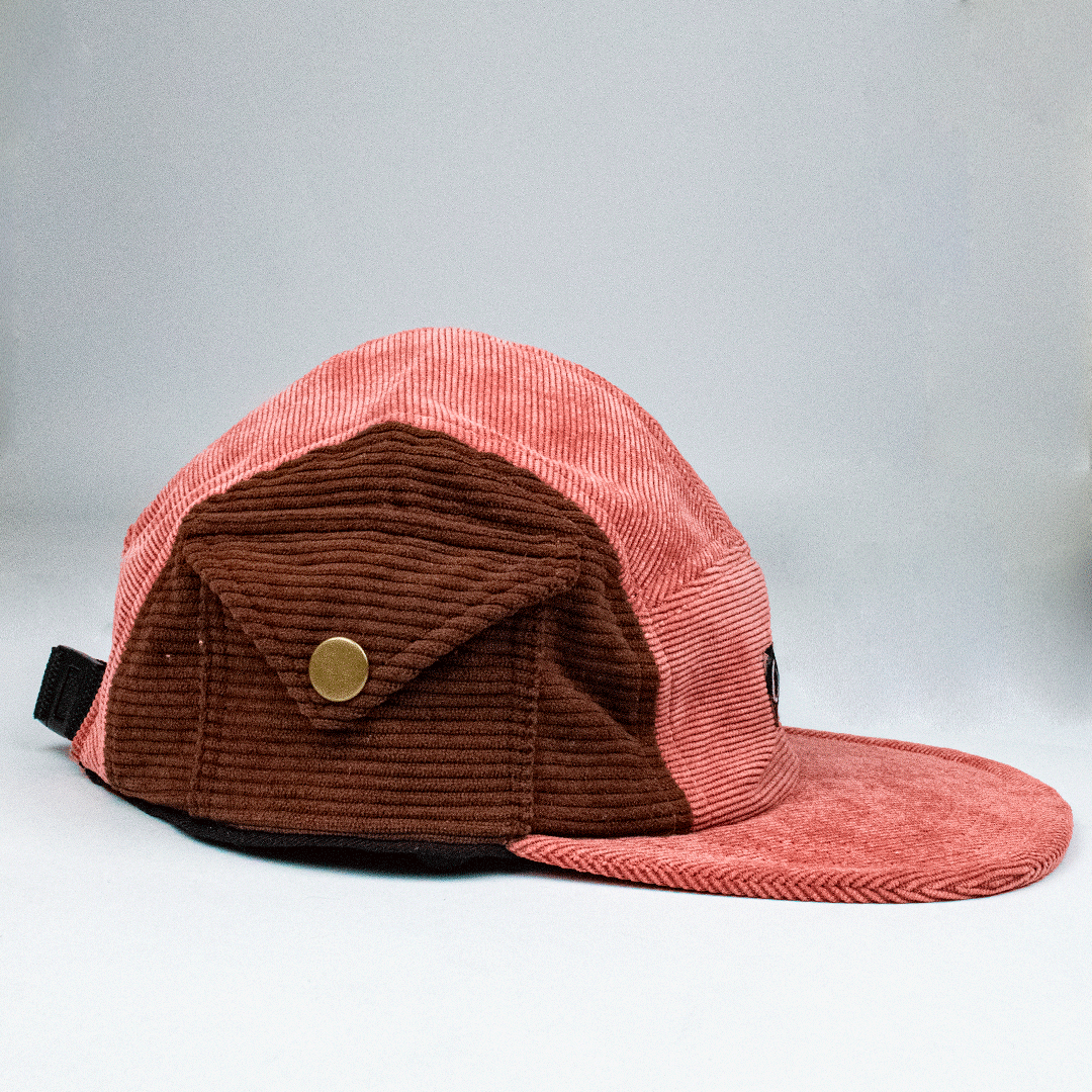 Gorra bicolor en pana cinco paneles, rosado y café.