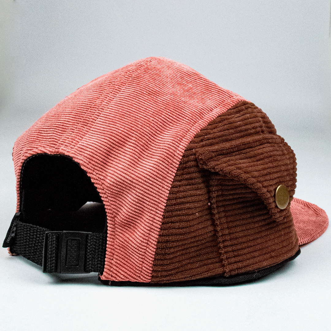 Gorra bicolor en pana cinco paneles, rosado y café.
