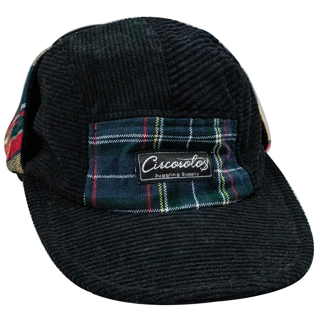Gorra Woofy tricolor cinco paneles en pana negra y paño fino.