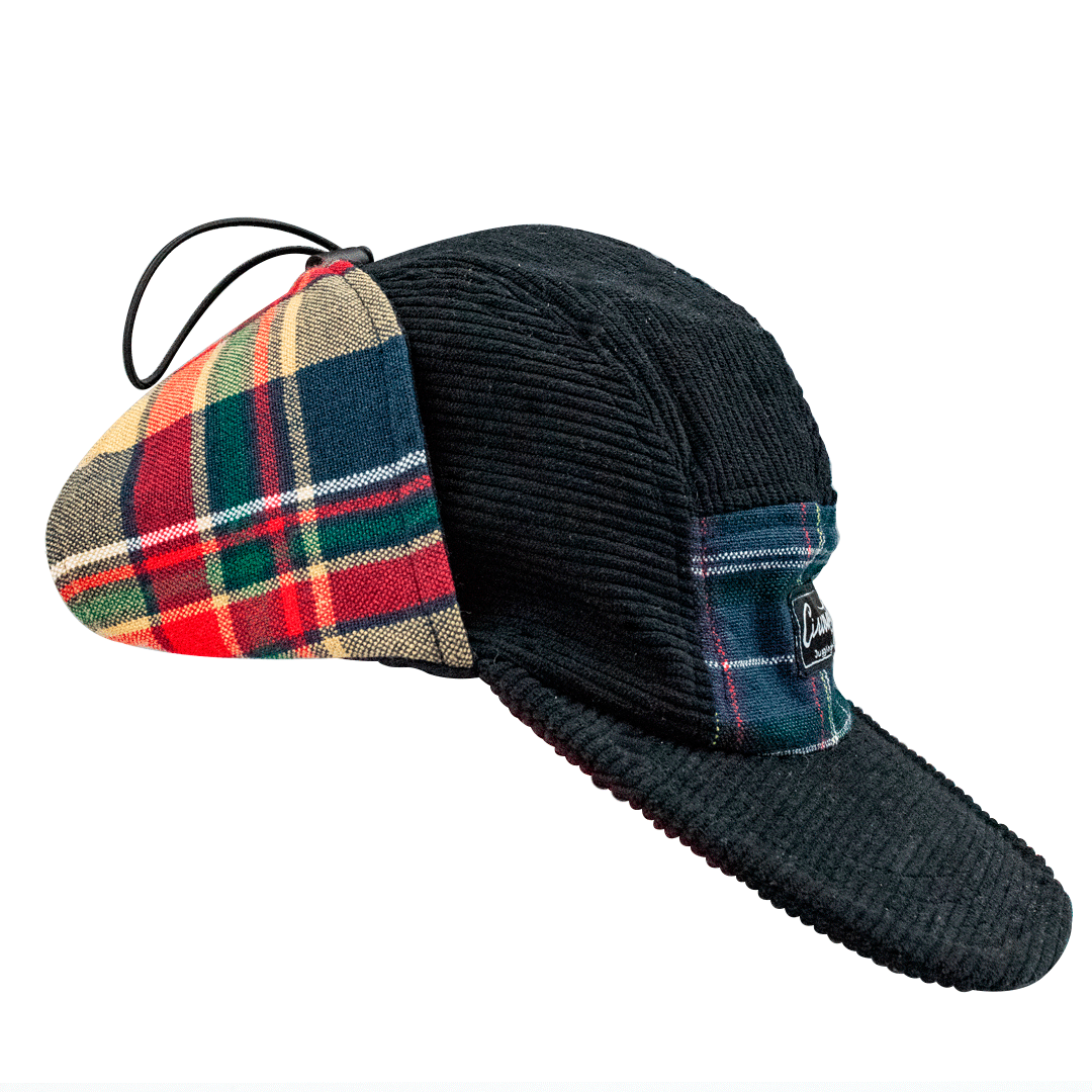 Gorra Woofy tricolor cinco paneles en pana negra y paño fino.