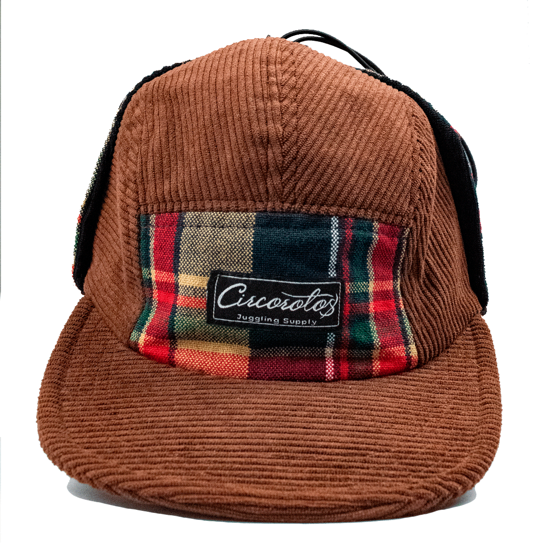 Gorra Woofy tricolor cinco paneles, café y paño fino.