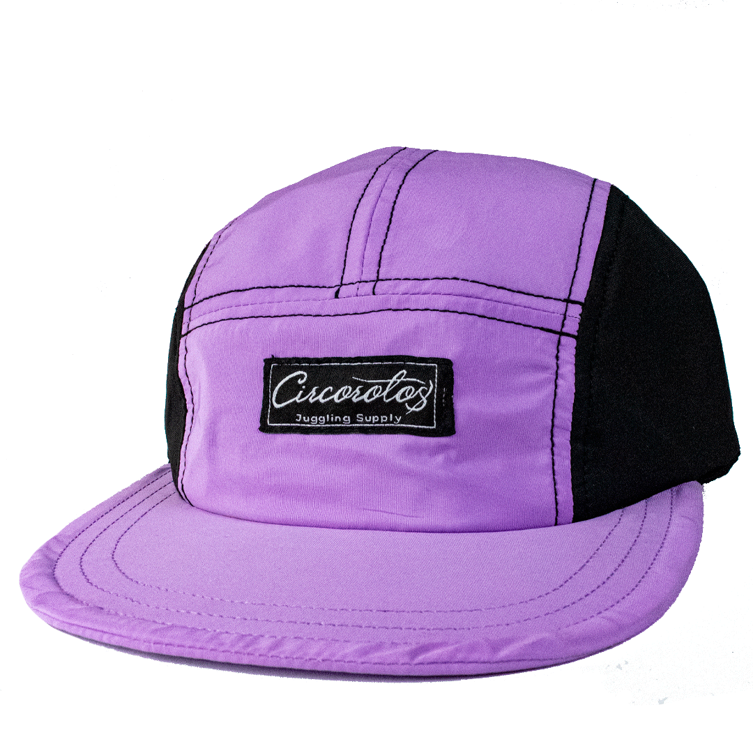 Gorra impermeable cinco paneles, violeta y negro.