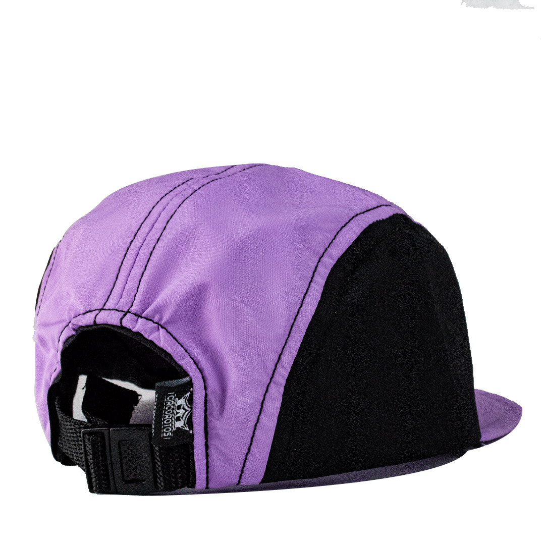 Gorra impermeable cinco paneles, violeta y negro.