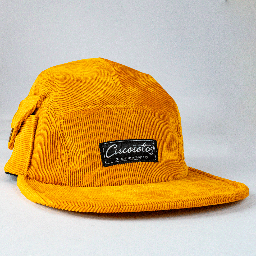 Gorra Mostaza en pana cinco paneles con bolsillo.