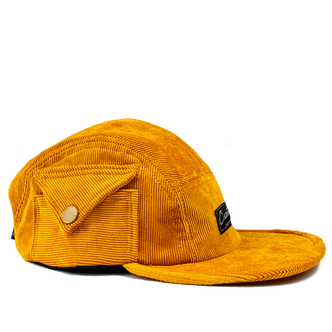 Gorra Mostaza en pana cinco paneles con bolsillo.